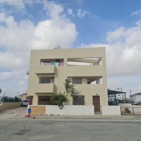 Appartamento Top Floor 1 Bdrm Aprtrmnt Dromolaxia Esterno foto