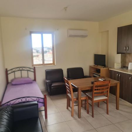 Appartamento Top Floor 1 Bdrm Aprtrmnt Dromolaxia Esterno foto