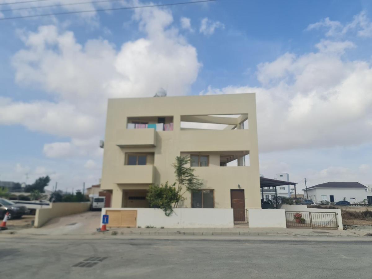 Appartamento Top Floor 1 Bdrm Aprtrmnt Dromolaxia Esterno foto