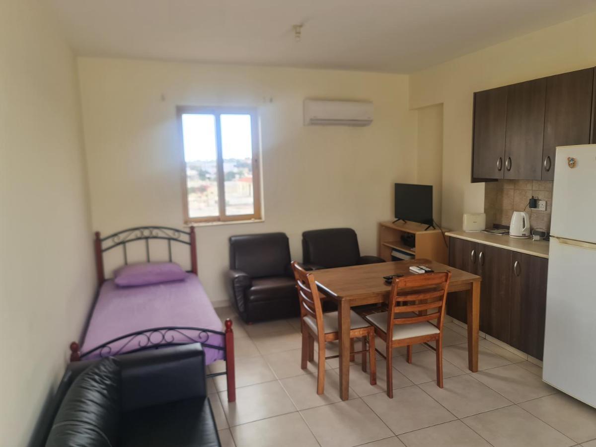 Appartamento Top Floor 1 Bdrm Aprtrmnt Dromolaxia Esterno foto