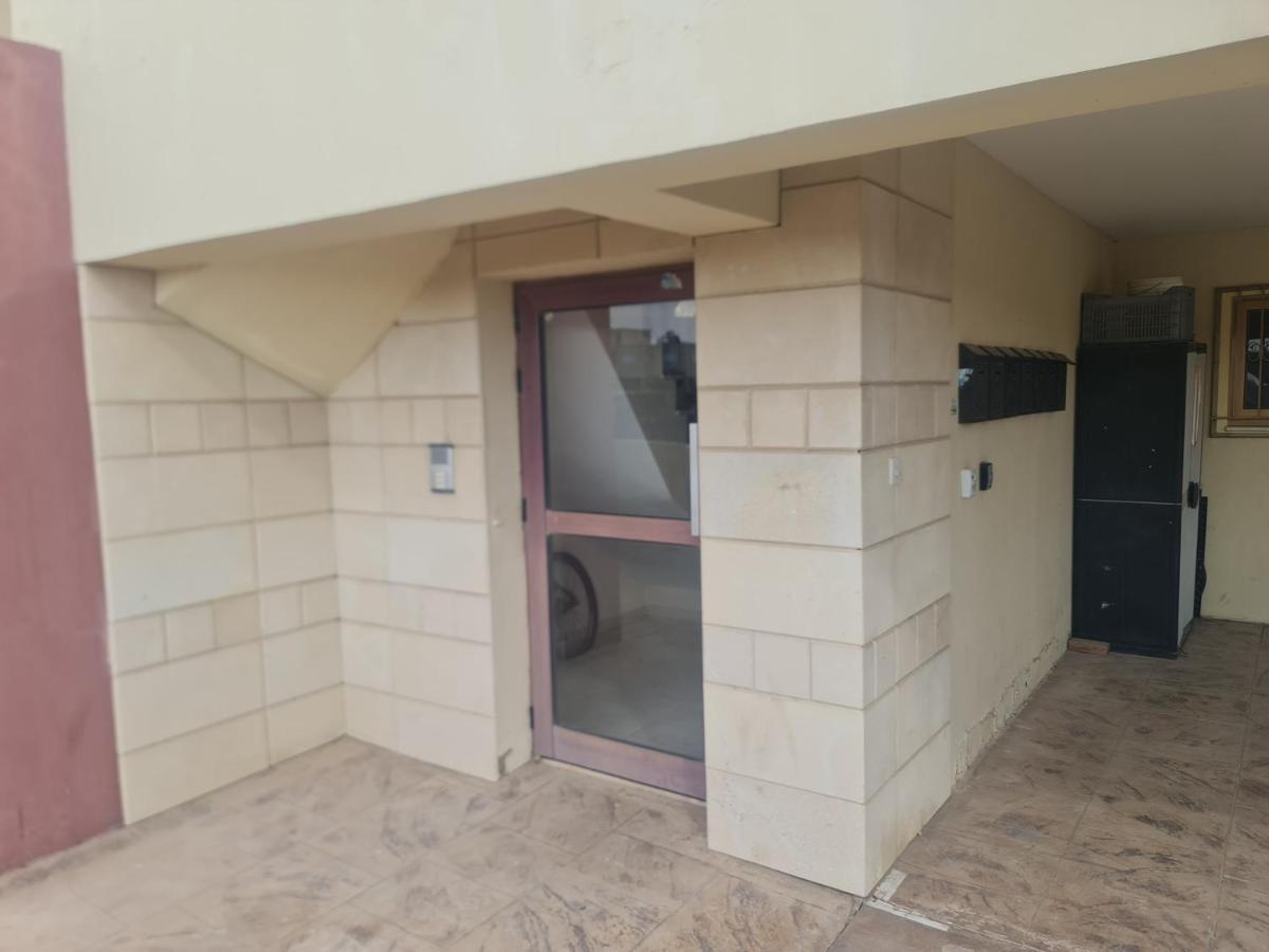Appartamento Top Floor 1 Bdrm Aprtrmnt Dromolaxia Esterno foto