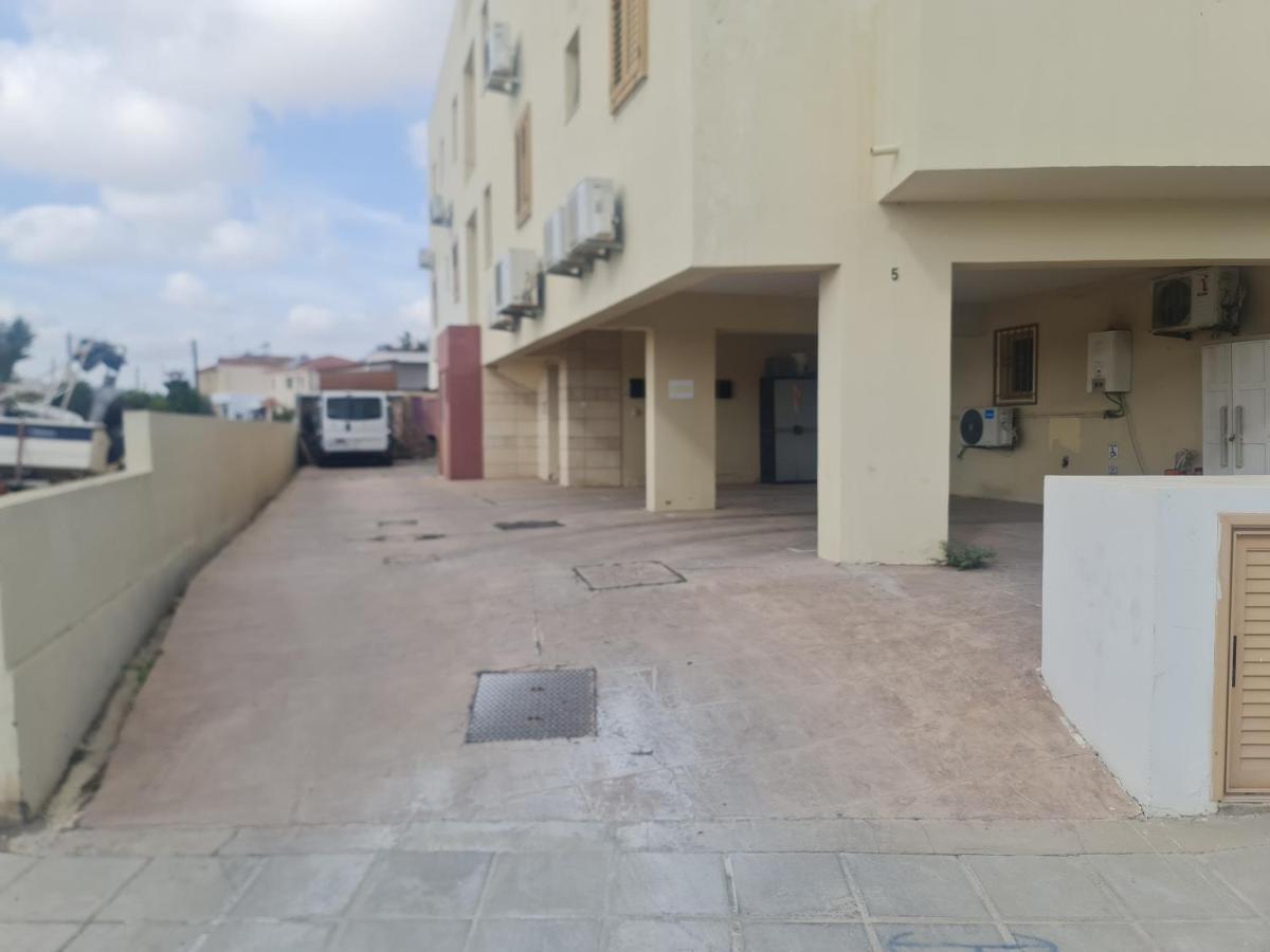 Appartamento Top Floor 1 Bdrm Aprtrmnt Dromolaxia Esterno foto